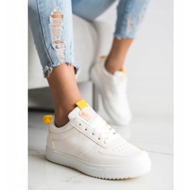 SHELOVET Fare sport con l'ecopelle bianca 1