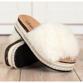 Seastar Pantofole alla moda su una piattaforma decorativa bianca 1