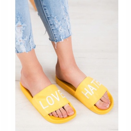 Small Swan LOVE &amp; HATE Pantofole Ecopelle giallo 1
