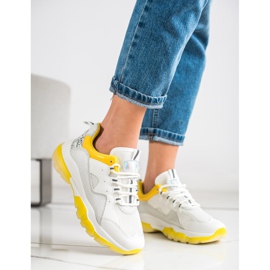 Ideal Shoes Scarpe da ginnastica su una piattaforma gialla bianca 2