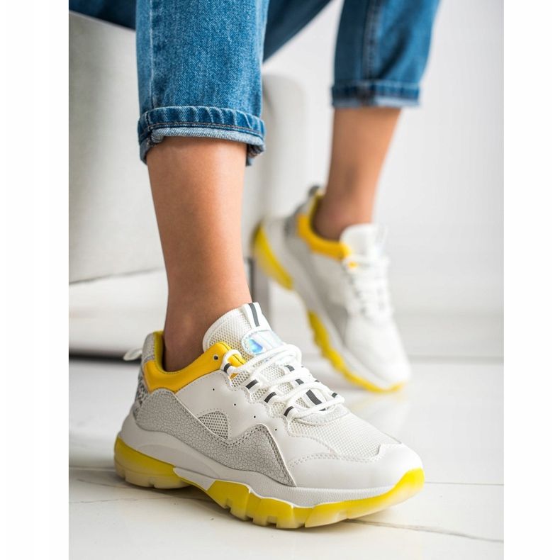 Ideal Shoes Scarpe da ginnastica su una piattaforma gialla bianco 1