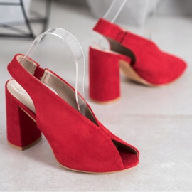 Filippo Sandali senza lacci su un bar rosso 1