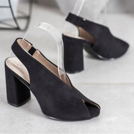 Filippo Sandali senza lacci su un bar nero 1