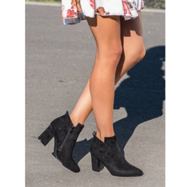 Stivali su un post VINCEZA nero 1