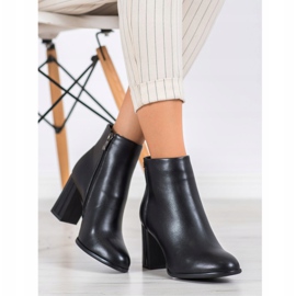 Filippo Stivali classici su un post nero 1