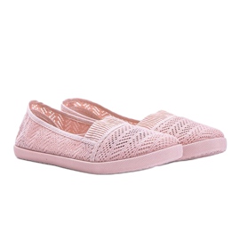 Le sneakers rosa traforate di Maria 1