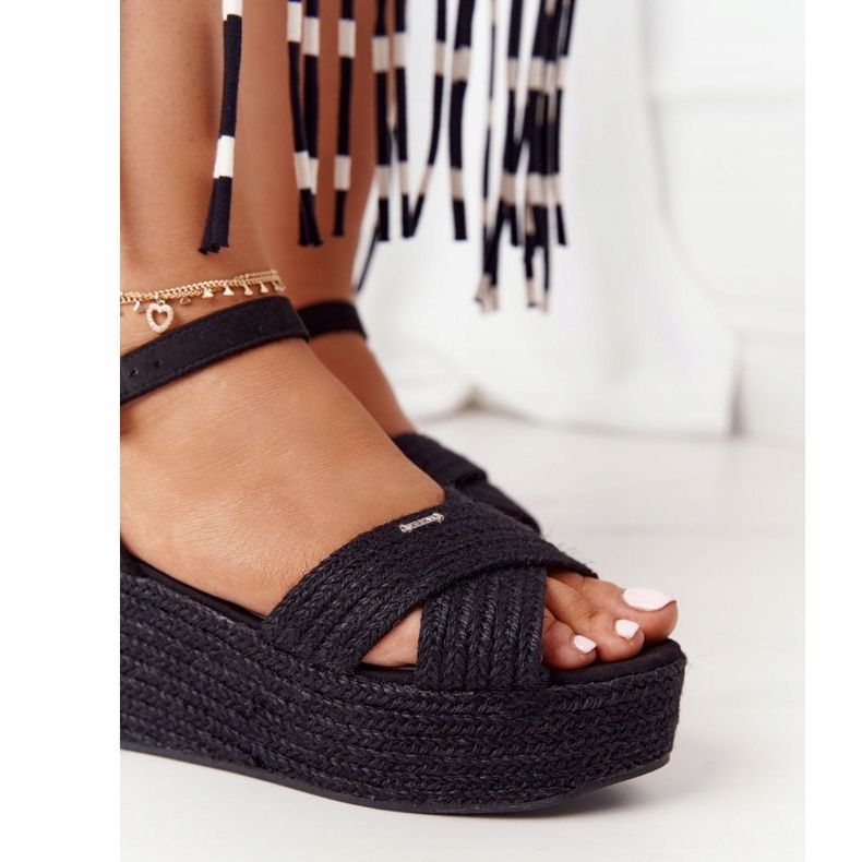 Sandali neri su una zeppa con una treccia Big Star FF274762 nero 1