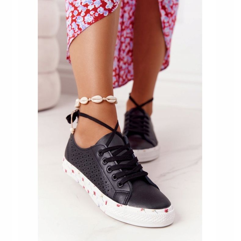 EVE Sneakers In Pelle Traforata Con Fiori Nere Primavera 9SP35-1002 nero 1