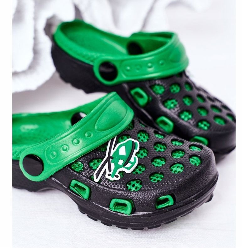 Pantofole in schiuma per bambini Kroks nero e verde Jupiter 1