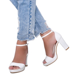 Sandali bianchi su un palo con un motivo in pelle Black Rose bianco 1