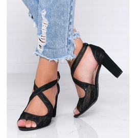 Sandali in pizzo nero sul post di Beth 1