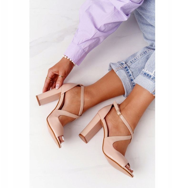 PG1 Eleganti sandali Jemma nude su un bar beige rosa 1