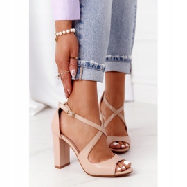 PG1 Eleganti sandali Jemma nude su un bar beige rosa 2