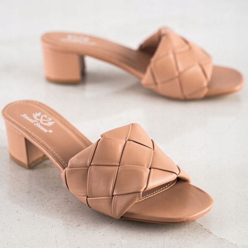 Small Swan Pantofole trapuntate su un palo beige 1
