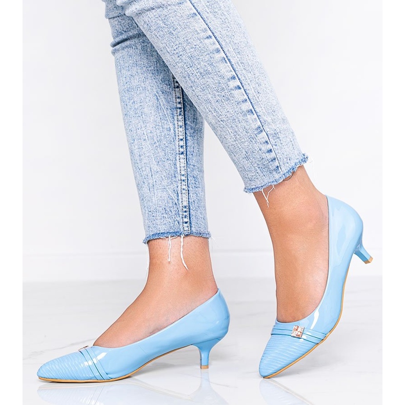 Décolleté blu sul tacco basso di Molly 1