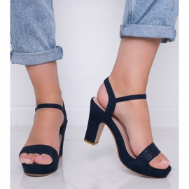 Sandali traforati blu navy sul post del giorno perfetto 1