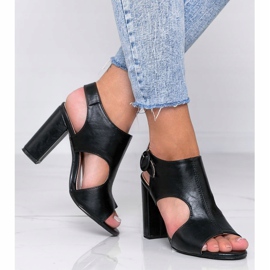 Sandali neri su un post Candy Style nero 1