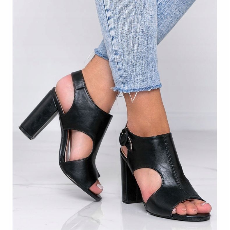 Sandali neri su un post Candy Style nero 1