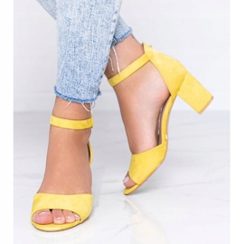 Sandali gialli sul post di Mare Mare giallo 1