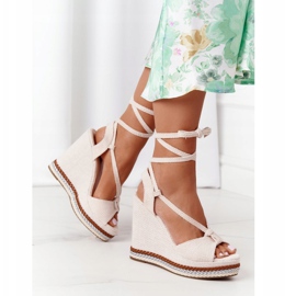 Sandali con zeppa legati su un beige Hawaii 2