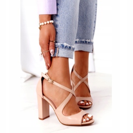 PG1 Eleganti sandali Jemma nude su un bar beige 1