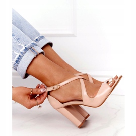 PG1 Eleganti sandali Jemma nude su un bar beige 3