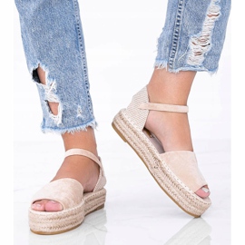 Sandali beige sulla piattaforma Pearl River 1