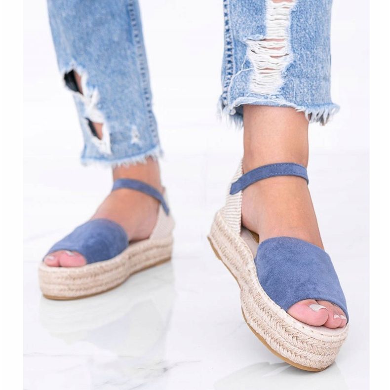 Sandali blu sulla piattaforma Pearl River 1