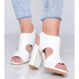 Sandali bianchi su un post Candy Style bianca 1