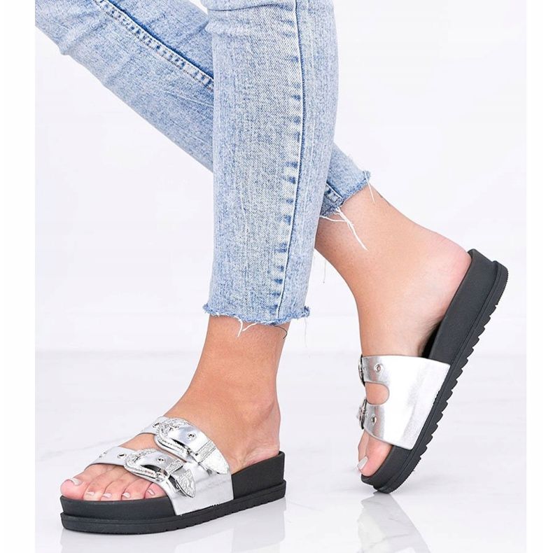 Pantofole argento con fibbie decorative Go Crazy 1