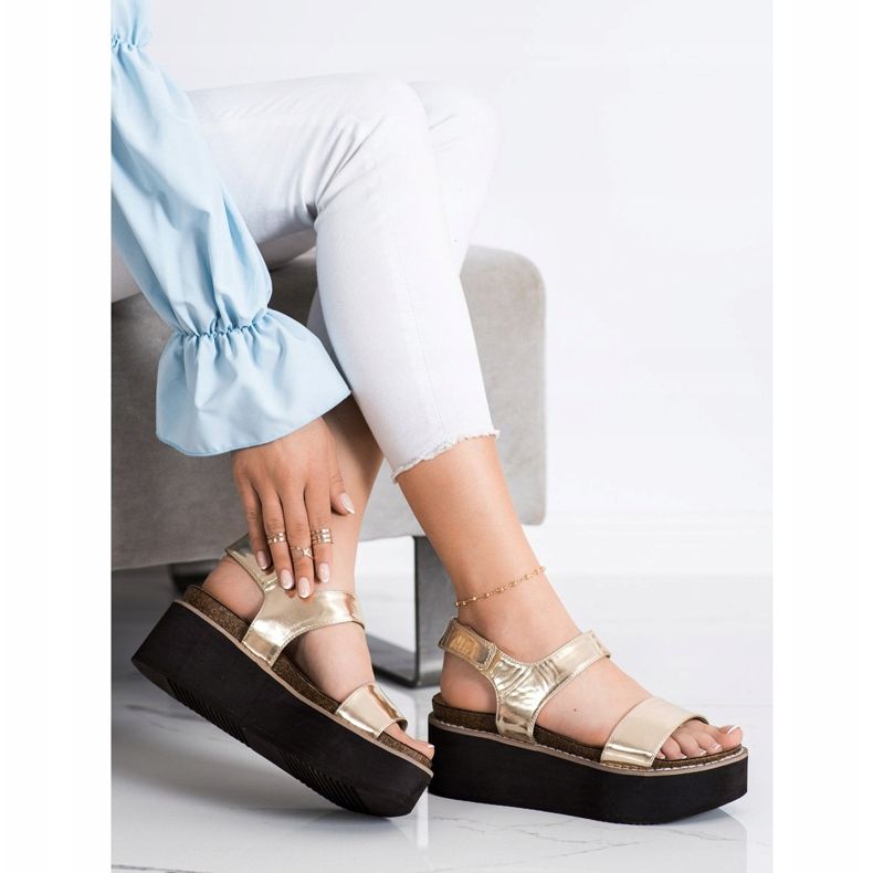 Corina Sandali sulla piattaforma della moda d'oro 2