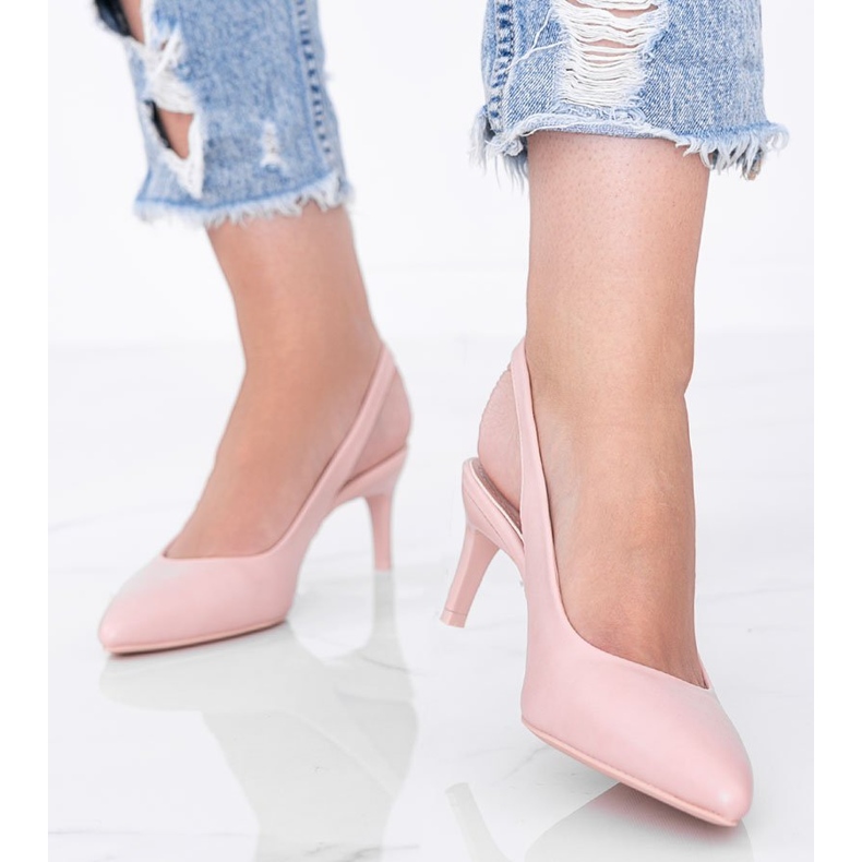Décolleté rosa su spilla di Elen 1