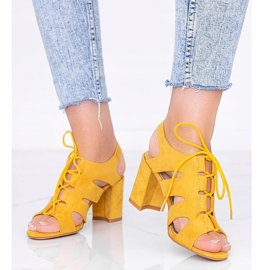 Sandali allacciati senape sul post Isabella giallo 1