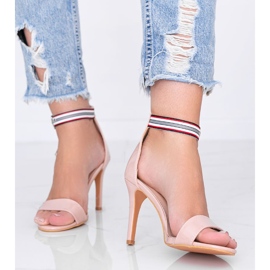 Sandali beige su uno stiletto di Michel 1