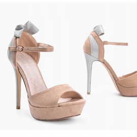 Sandali beige su spilla Mistery 1