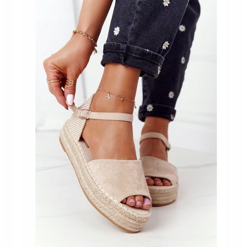 Sandali Megara beige sulla piattaforma intrecciata 2