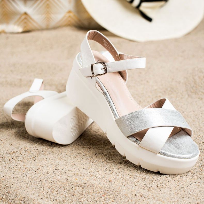 Small Swan Sandali con zeppa bianca d'argento 1