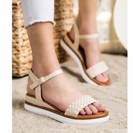 SHELOVET Sandali comodi su zeppa bassa beige 1