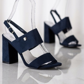 Goodin Sandali su un ampio bar blu 1