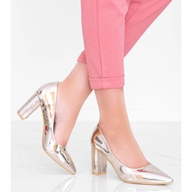 Pumps dorate sul post di CowGirl d'oro 1