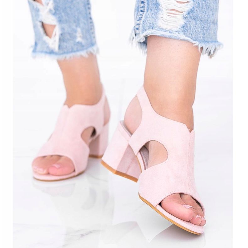 Sandali rosa su un basso post Buenna 1