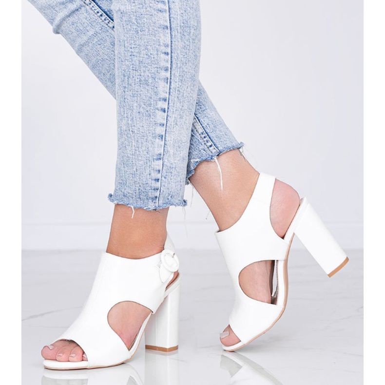 Sandali bianchi sul post Gally bianca 1