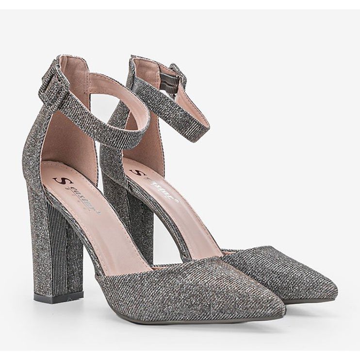 Pumps grigie lucide sul post di Mila grigio 1