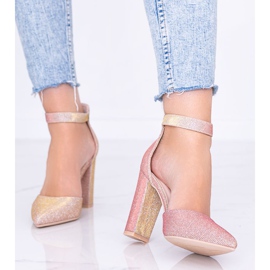 Pumps rosa luccicanti sul post di Mila d'oro 1