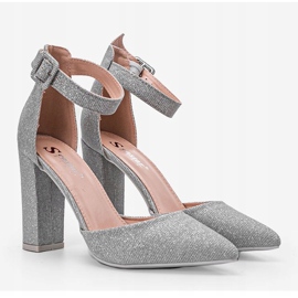 Pumps argento lucido sul post di Mila 1