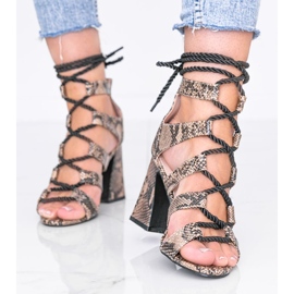 Motivo a pelle di serpente allegro in sandali beige 1