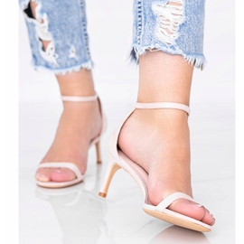 Sandali beige con tacco basso di New Love 1