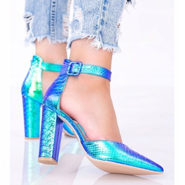 Décolleté olografiche blu sul post di Ashley 1