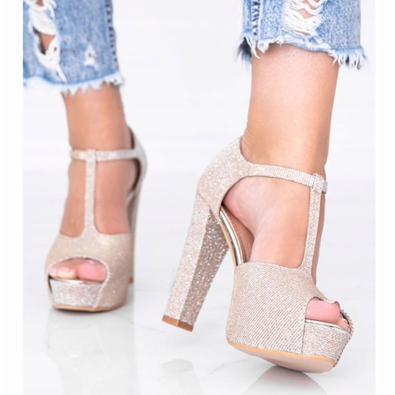 Pumps dorate lucide sul post di Elissa d'oro 1