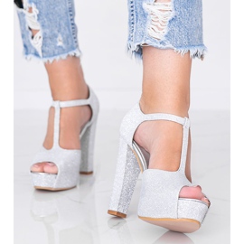 Décolleté argento lucido sul post di Elissa 1